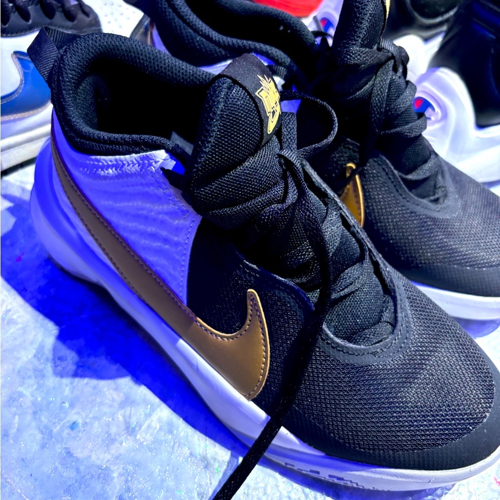 Tengo estos tenis los Jordan anaranjados y los Nike todos negros sold